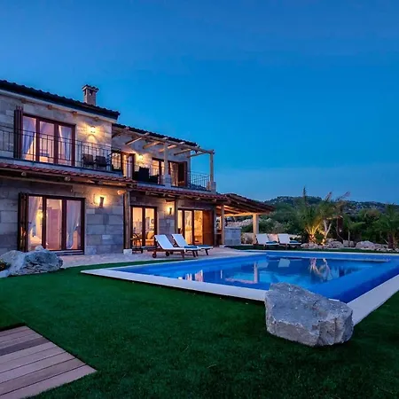 Crystal Hvar: Seaside Luxury With Infinity Pool