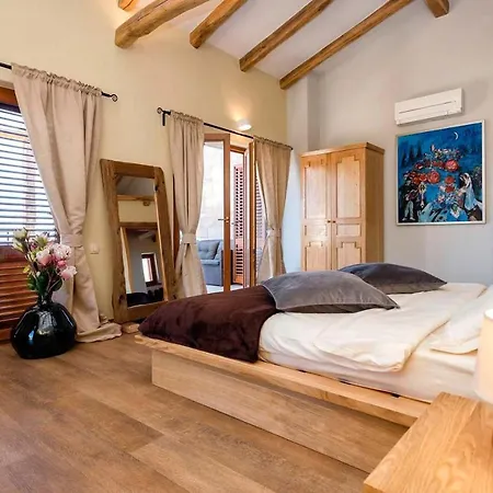 Crystal Hvar: Seaside Luxury With Infinity Pool